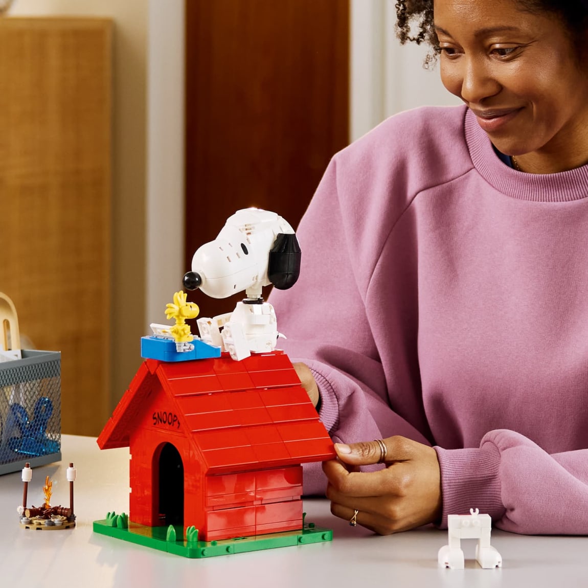 439318-lego-ideas-peanuts-snoopys-doghouse-4