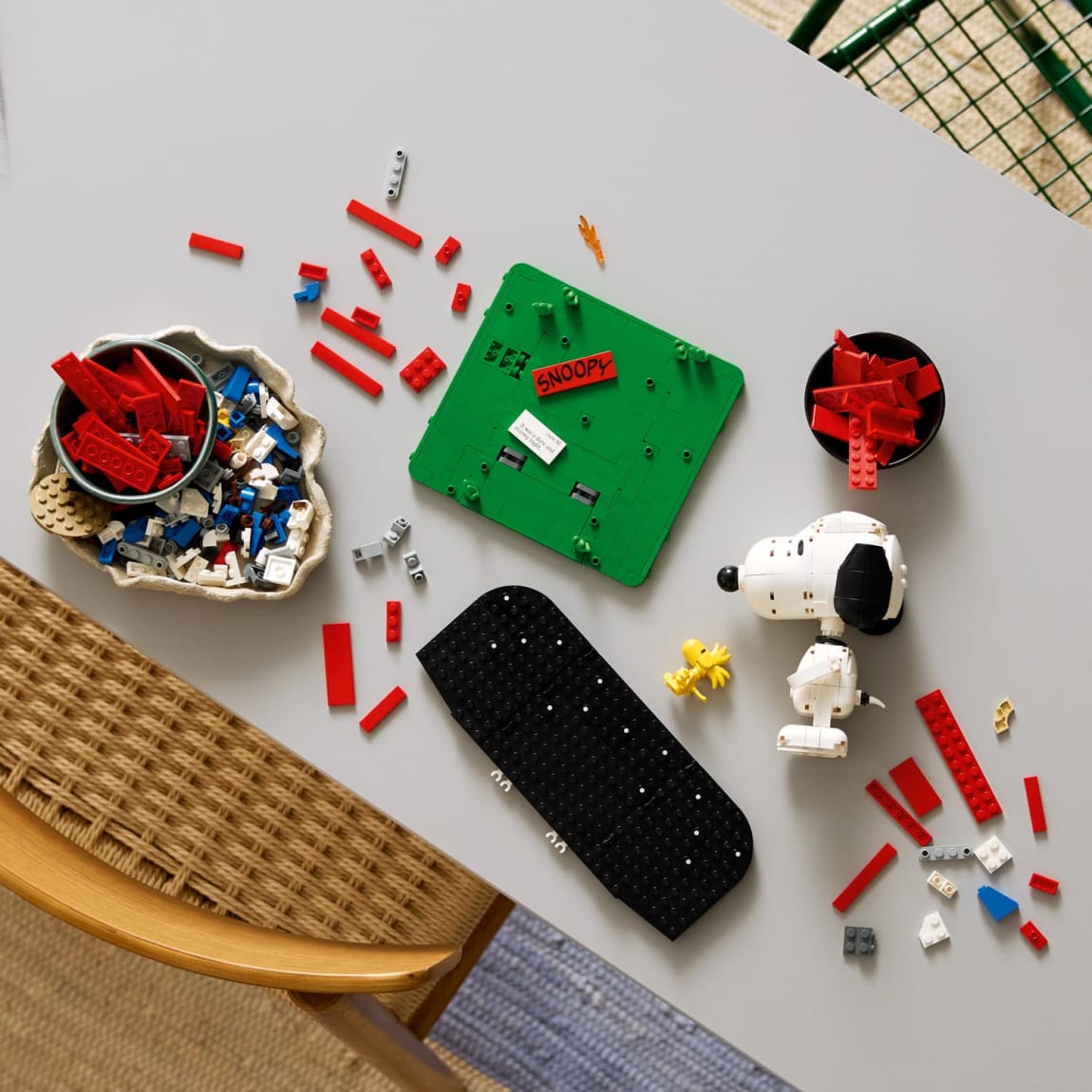 439318-lego-ideas-peanuts-snoopys-doghouse-6