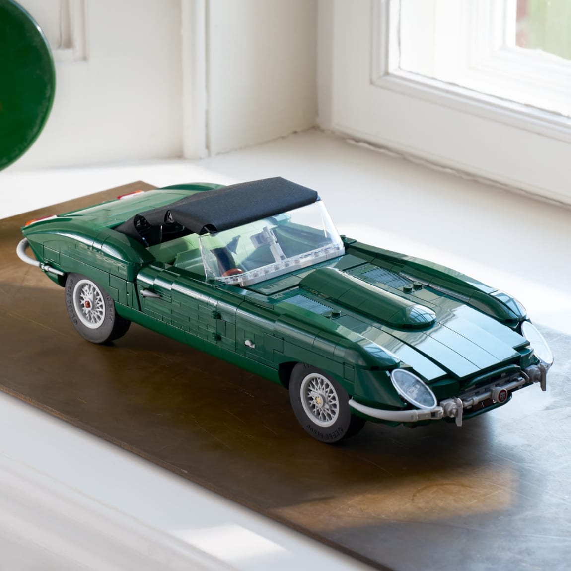 439341-lego-icons-jaguar-etype-7