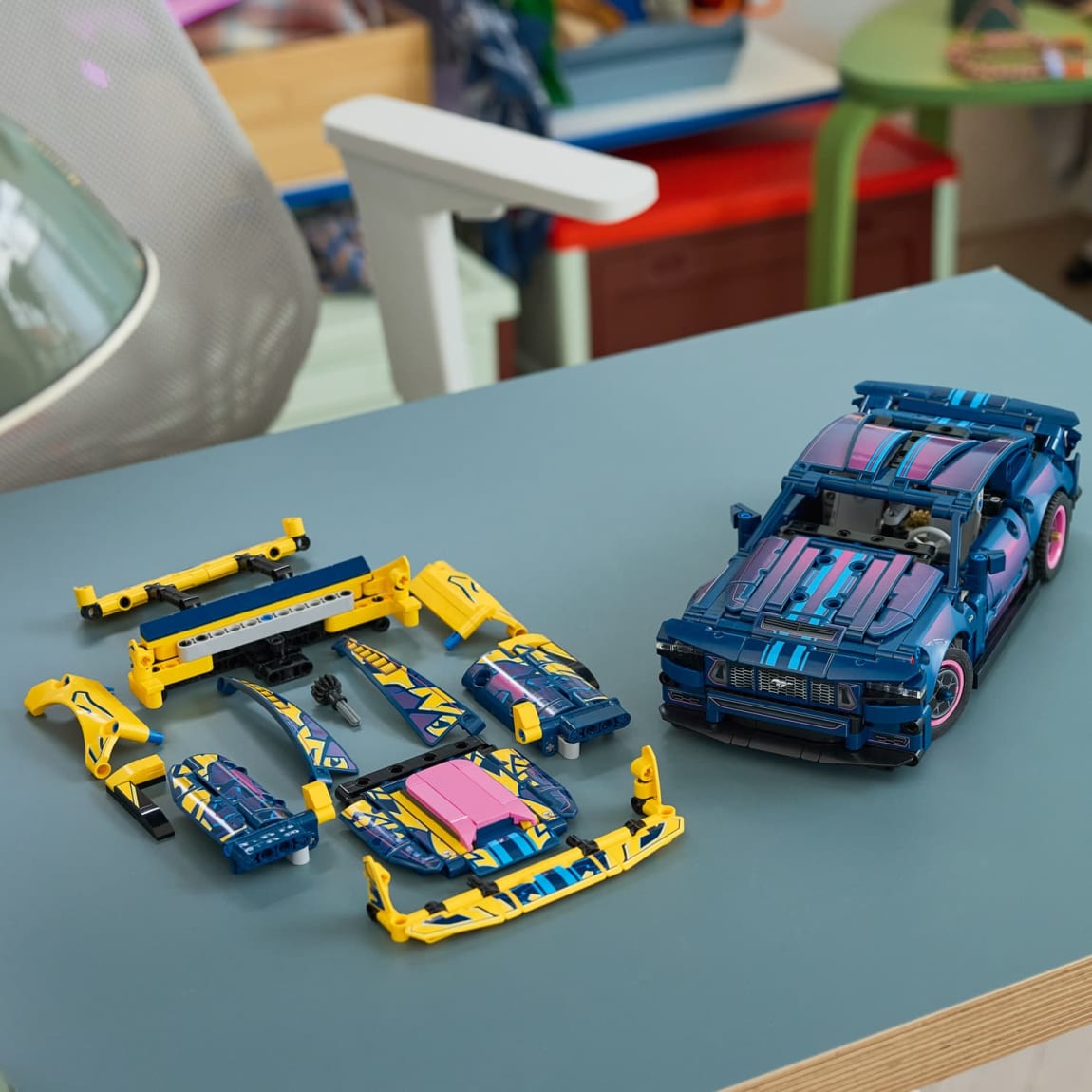 439365-lego-technic-custom-garage-ford-mustang-gt-car-2