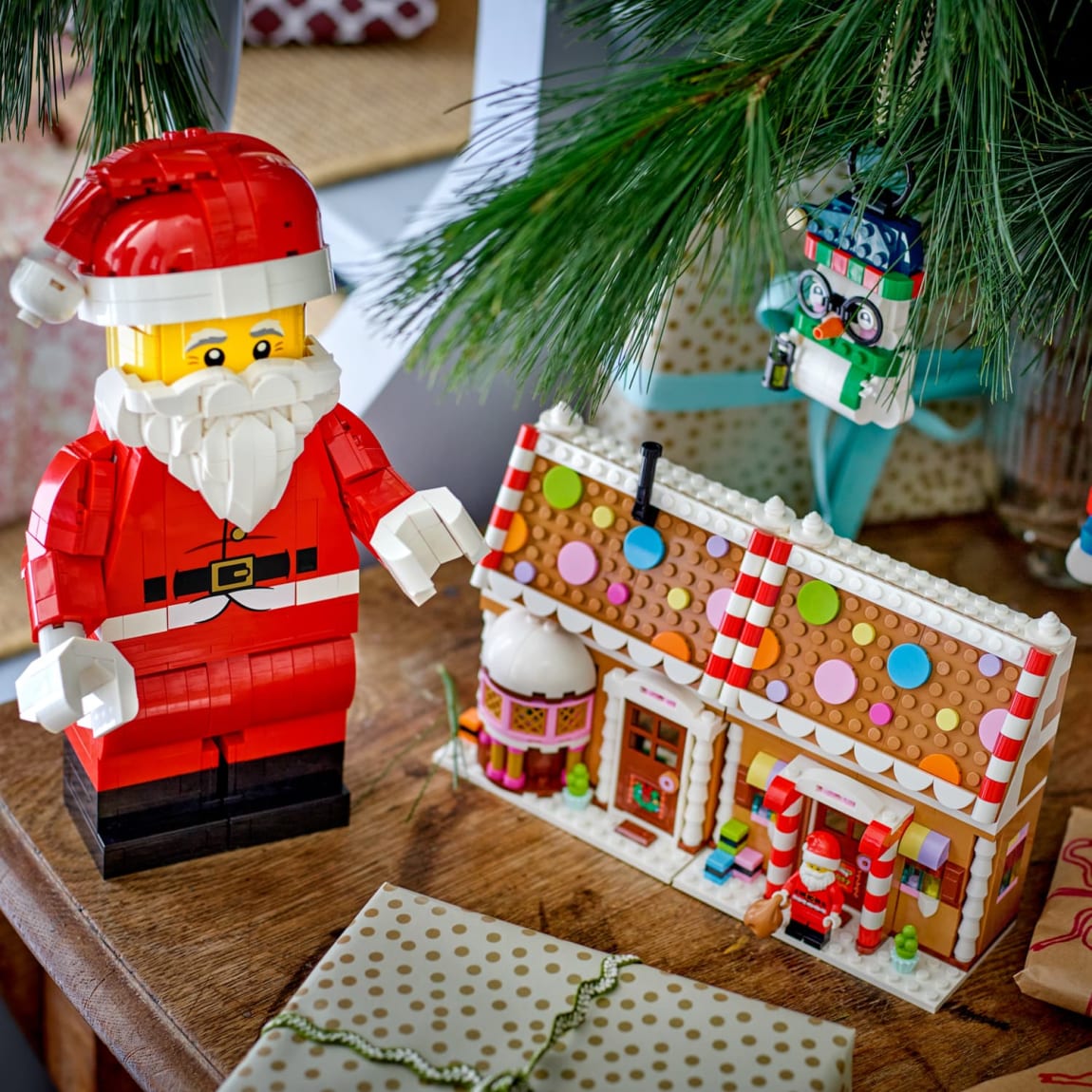 439373-lego-up-scaled-santa-minifigure-3