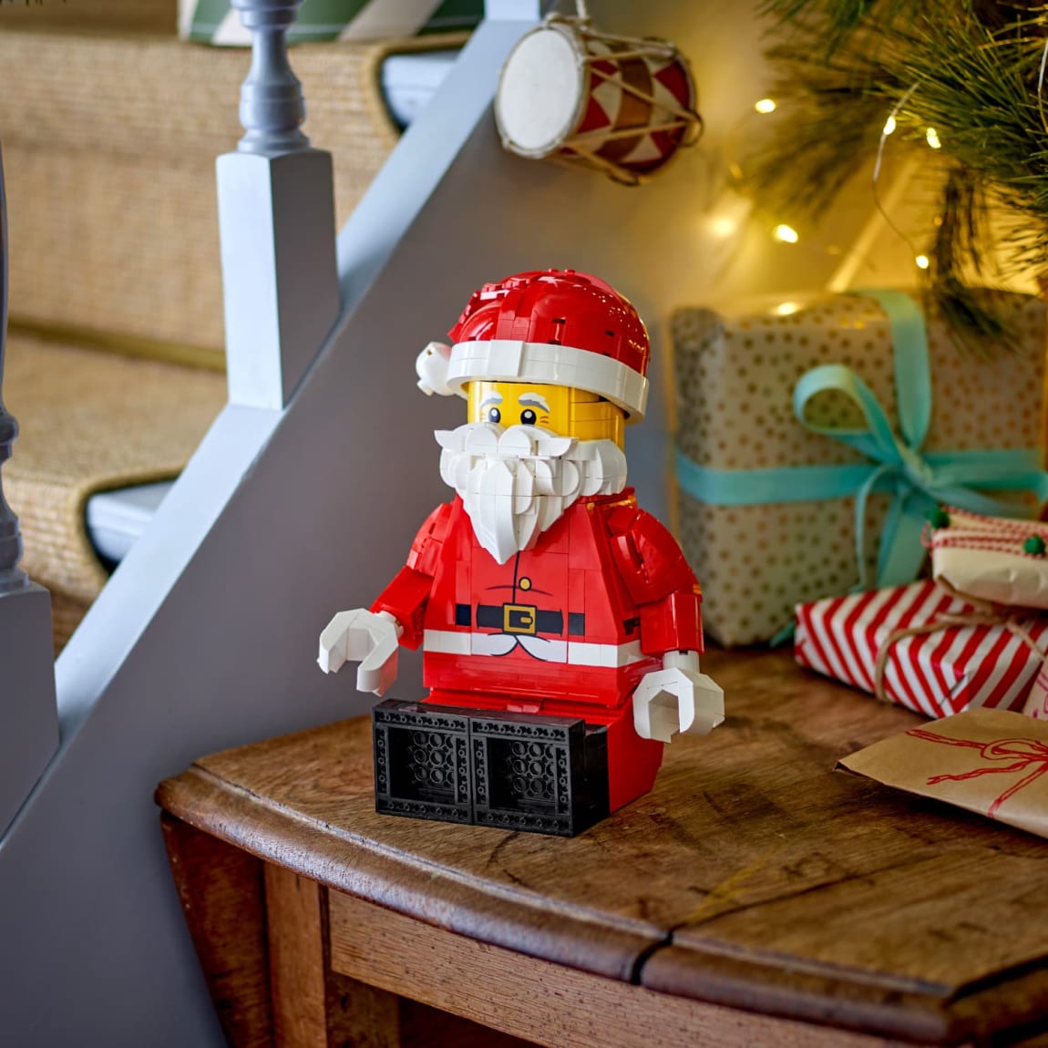 439373-lego-up-scaled-santa-minifigure-6