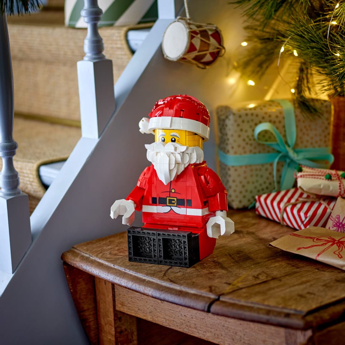 439373-lego-up-scaled-santa-minifigure