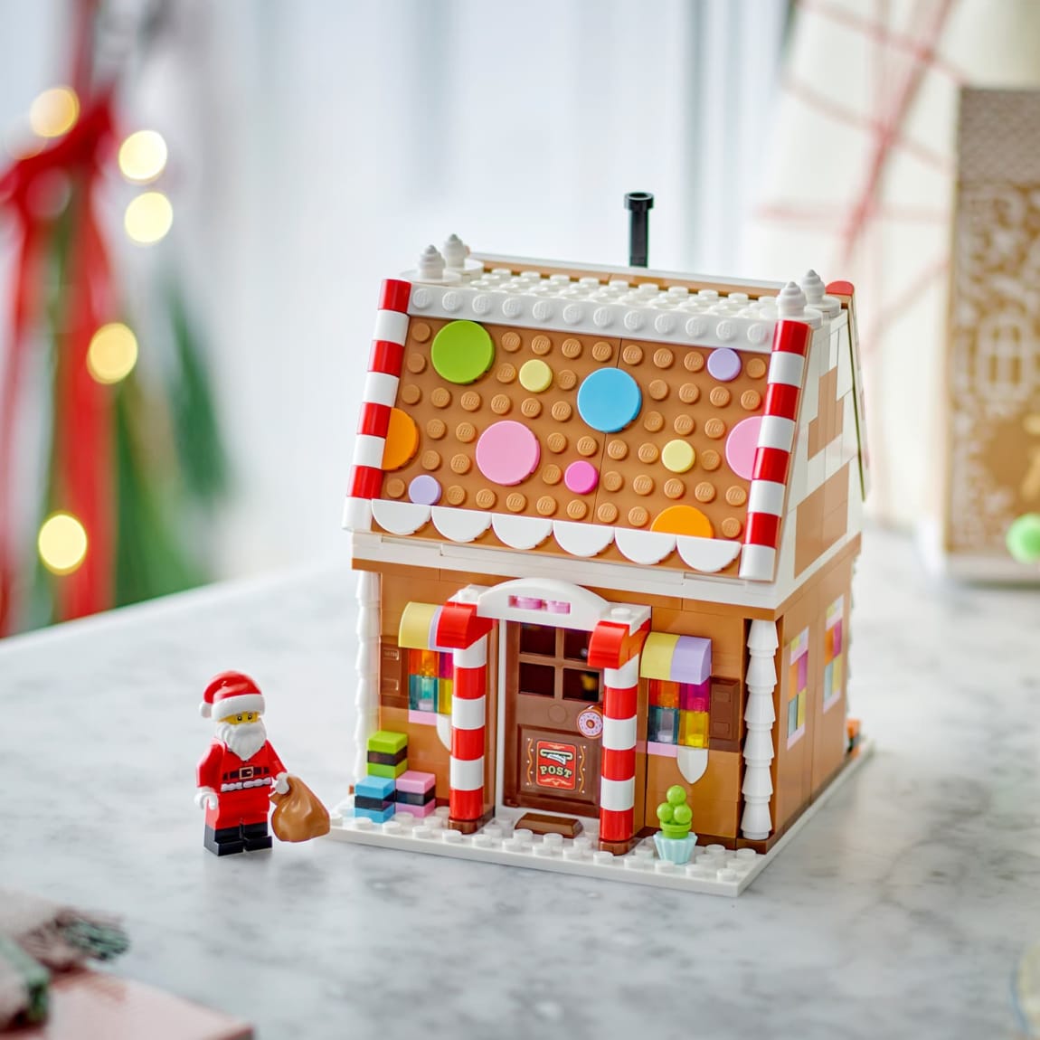 439374-lego-festive-gingerbread-house-6