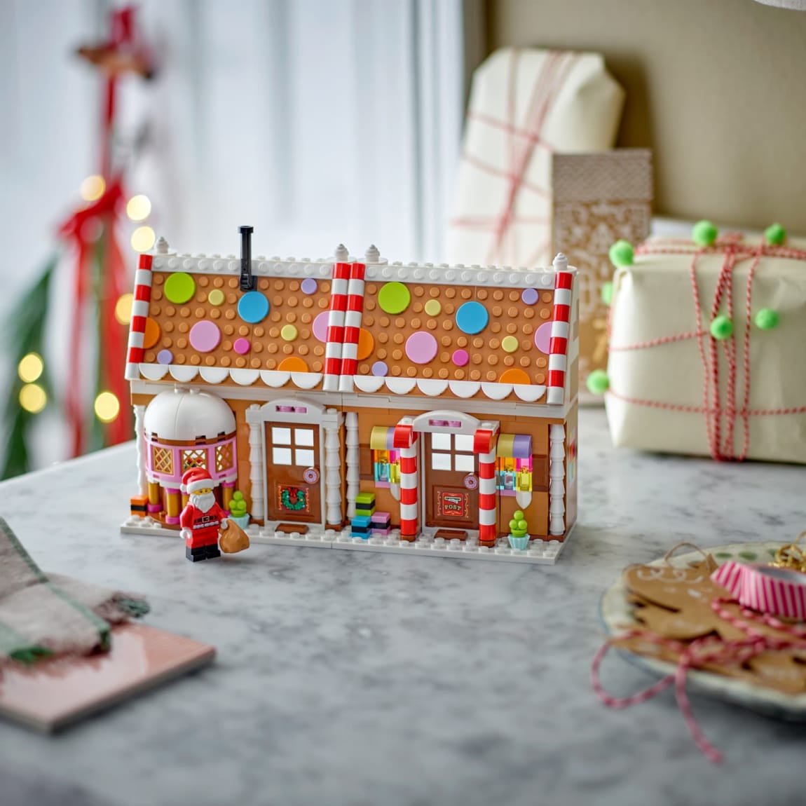 439374-lego-festive-gingerbread-house