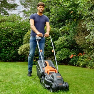 286230-blackand-decker-edgemax-lawnmower-4