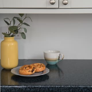 358368-dc-fix-black-granite-67_5x2m-wallpaper-2