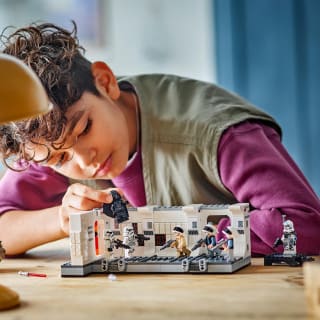 408329-lego-star-wars-boarding-the-tantive-iv