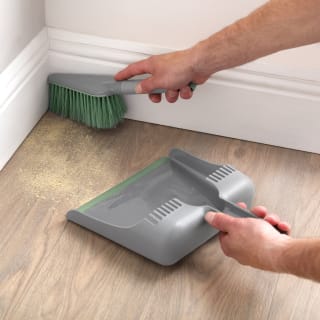 411208-pointed-dustpan-and-brush-with-comb-31