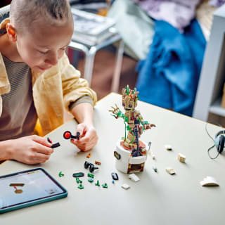 414739-lego-marvel-dancing-groot-6