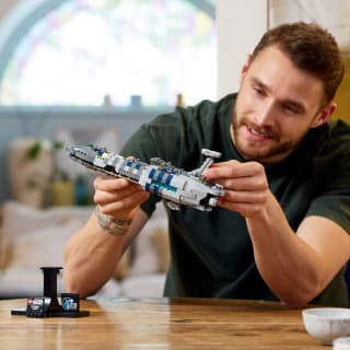 417800-star-wars-invisible-hand-lego-75377-3