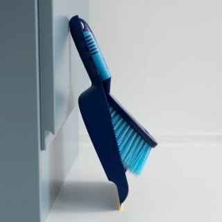 419342-flash-dustpan-and-brush-4
