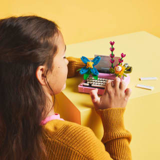 420201-lego-creator-3in1-typewriter-with-flowers-2