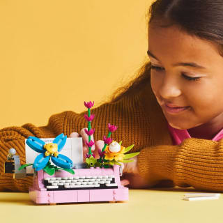 420201-lego-creator-3in1-typewriter-with-flowers-6