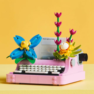 420201-lego-creator-3in1-typewriter-with-flowers-7