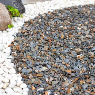 420548-rustic-slate-chippings-20mm-2