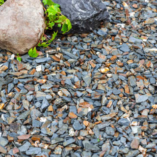 420548-rustic-slate-chippings-20mm-3
