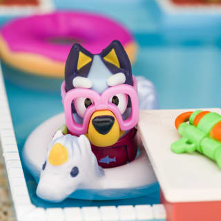 423036-bluey-pool-time-playset-7