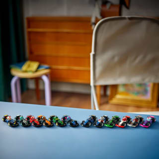 424549-f1-mini-figures-4