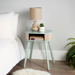 424877-open-shelving-bedside