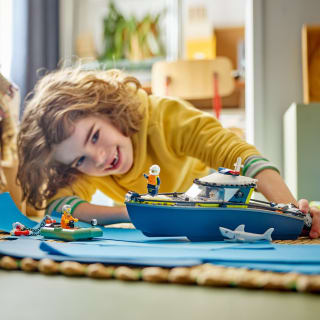 425770-lego-city-police-boat-2