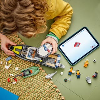 425770-lego-city-police-boat-3