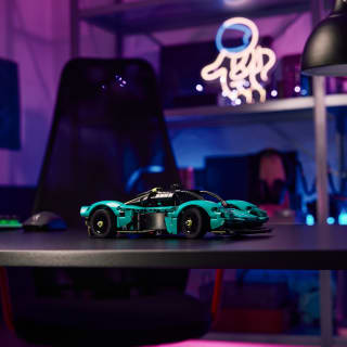 425803-lego-technic-aston-martin-valkyrie-4