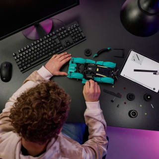 425803-lego-technic-aston-martin-valkyrie-6