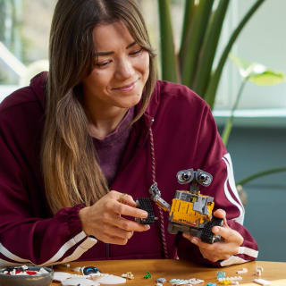 425833-lego-disney-wall-e-and-eve-2