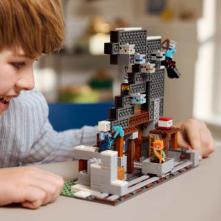 427701-lego-minecraft-the-pickaxe-mine-3
