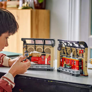 427743-lego-harry-potter-book-nook-hogwarts-express-3