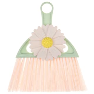 431527-daisy-dustpan-and-brush-3