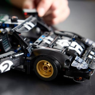 432924-lego-technic-1966-ford-gt40-mkii-race-car-5