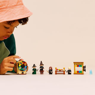 432933-lego-harry-potter-hogwarts-castle-sorting-hat-ceremony-6