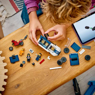 432956-police-prisoner-transport-van-8