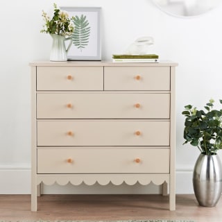434330-home-collection-amelia-scalloped-5-drawer-chest