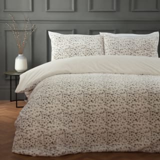 437395-437396-spotted-snow-faux-fur-duvet-set-double-king
