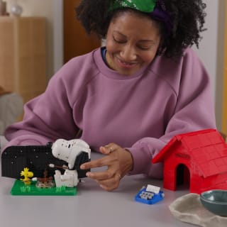 439318-lego-ideas-peanuts-snoopys-doghouse-3