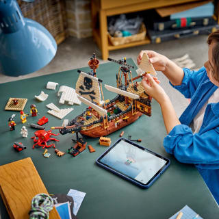 439367-lego-creator-iconic-pirate-ship-3