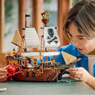 439367-lego-creator-iconic-pirate-ship-4