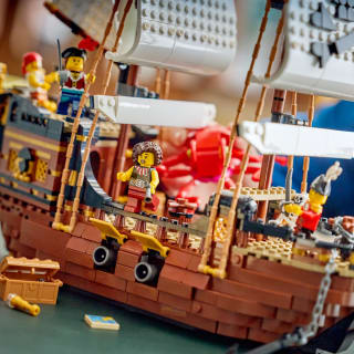 439367-lego-creator-iconic-pirate-ship
