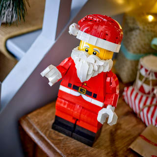 439373-lego-up-scaled-santa-minifigure-5