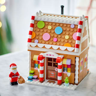 439374-lego-festive-gingerbread-house-4