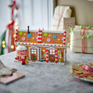 439374-lego-festive-gingerbread-house