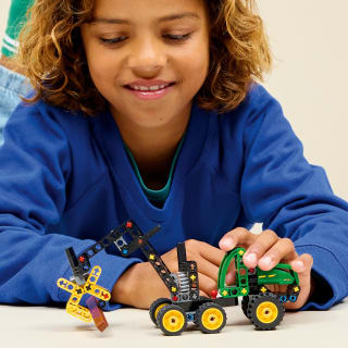 440246-lego-technic-john-deere-1470h-wheeled-harvester