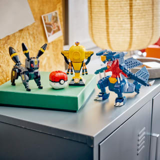 441722-lego-pokemon-smart-play-umbreon-vs-garchomp-championship-battle-4