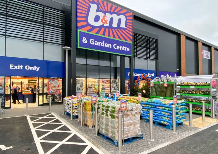 704-bandm-prudhoe-store-front