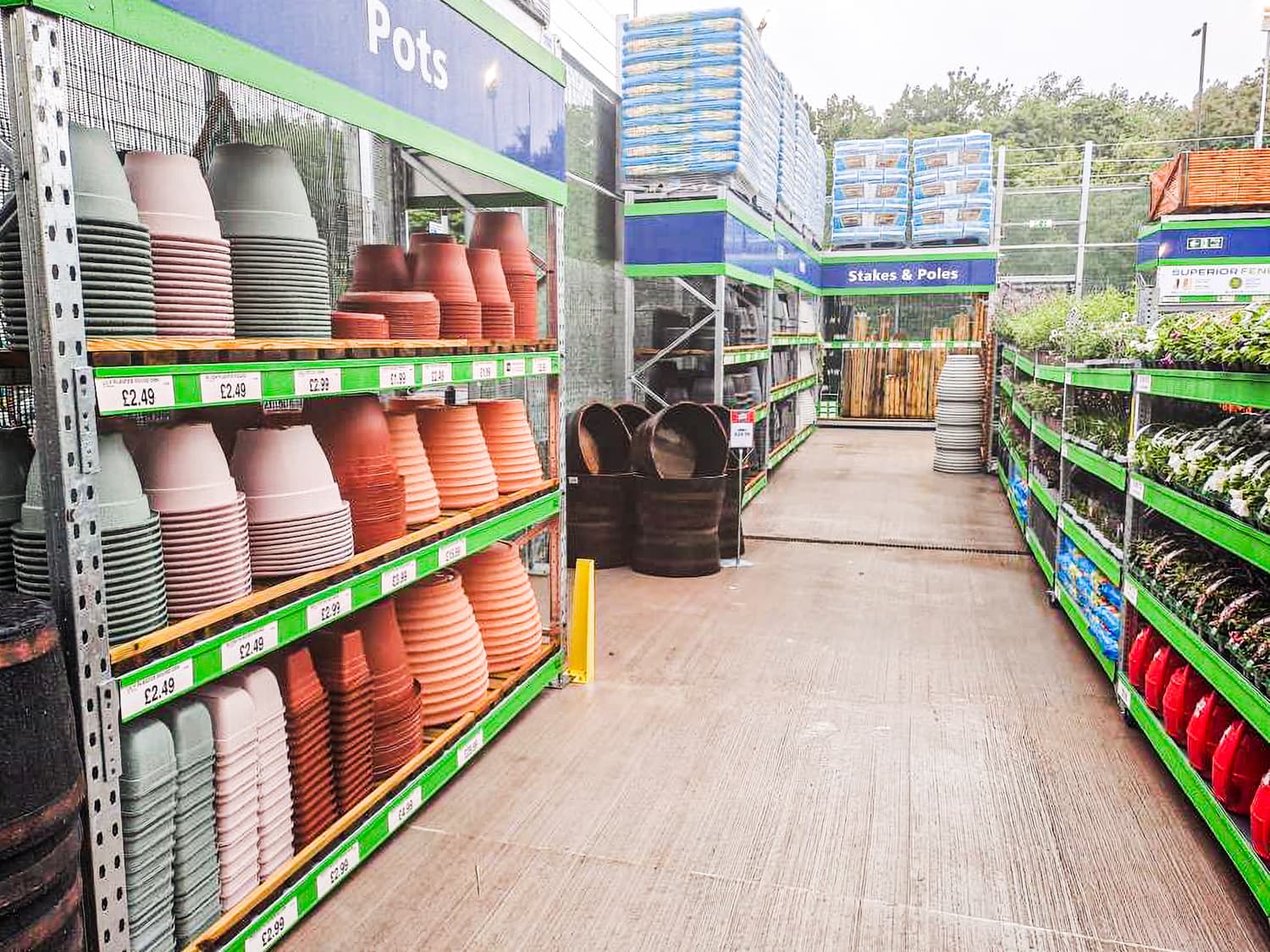 B&M Celebrate 250th Garden Centre Opening in Fort Kinnaird B&M