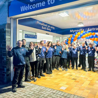 807-bmstores-porthmadog-store-opening-team-2