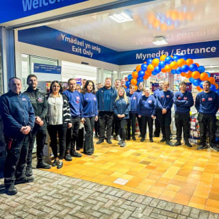 807-bmstores-porthmadog-store-opening-team